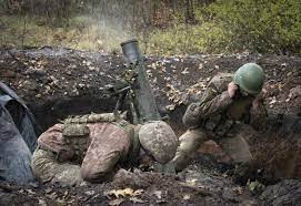 سربازان اوکراینی یک خمپاره در خط مقدم نزدیک باخموت، در منطقه دونتسک، اوکراین، پنجشنبه، 27 اکتبر 2022 شلیک کردند.